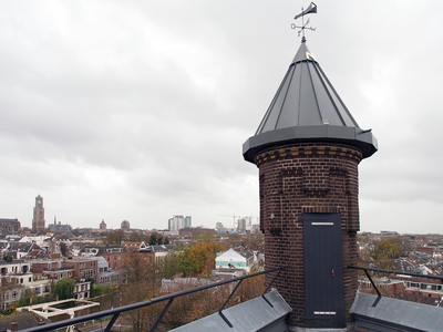 827994 Afbeelding van een van de hoektorens van het Bedrijvencentrum Hooghiemstra (Hooghiemstraplein 165, voormalig ...